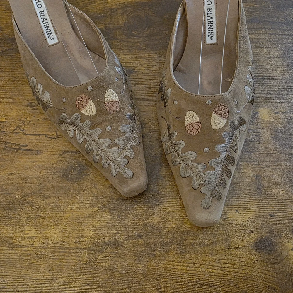 Manolo Blahnik Tan Brown Acorn Embroidered Heels - Picture 2 of 15